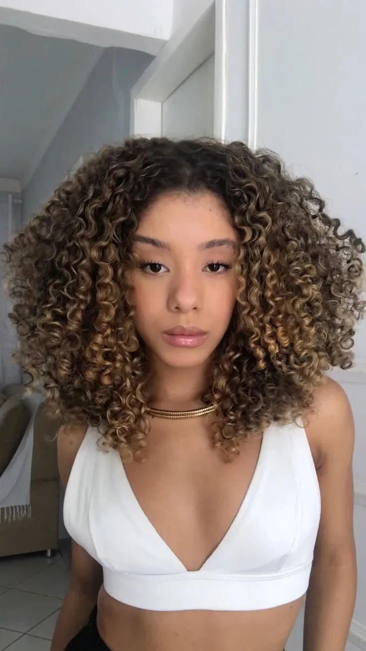 Moreno Iluminado: Guia Completo para Cabelos Cacheados Masculinos e Femininos