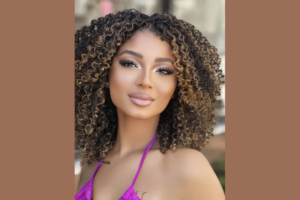 Hidratação Profunda para Cabelos Cacheados: Produtos Essenciais e Rotina de Cuidados