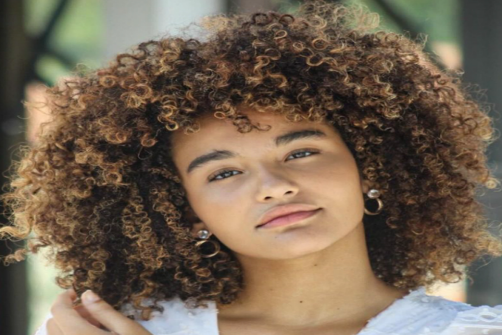moreno de cabelo cacheado