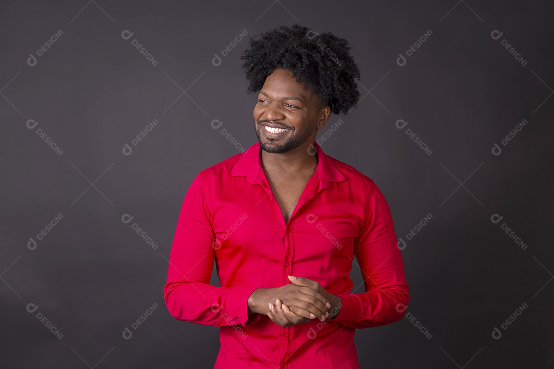 Moreno Iluminado: Guia Completo para Cabelos Cacheados Masculinos e Femininos