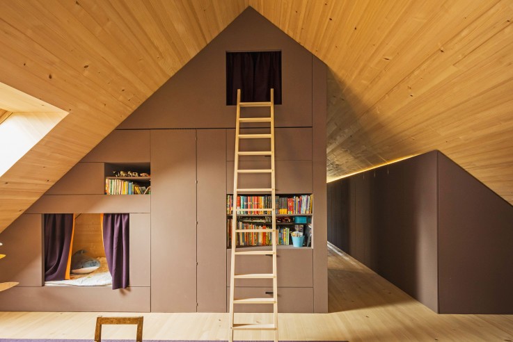 Móveis Planejados vs. Móveis Prontos para Sótão: Qual a Melhor Escolha?