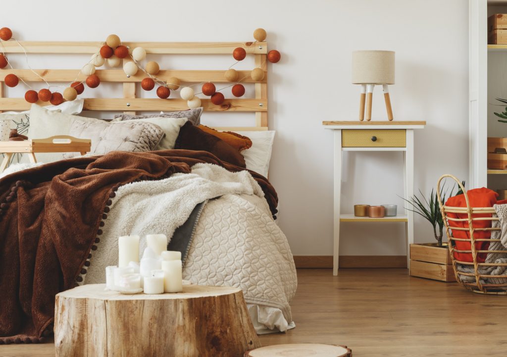 A história por trás da madeira de demolição em móveis rústicos