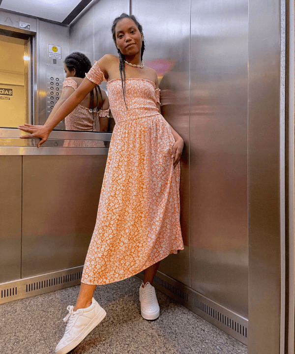 mulher de vestido longo