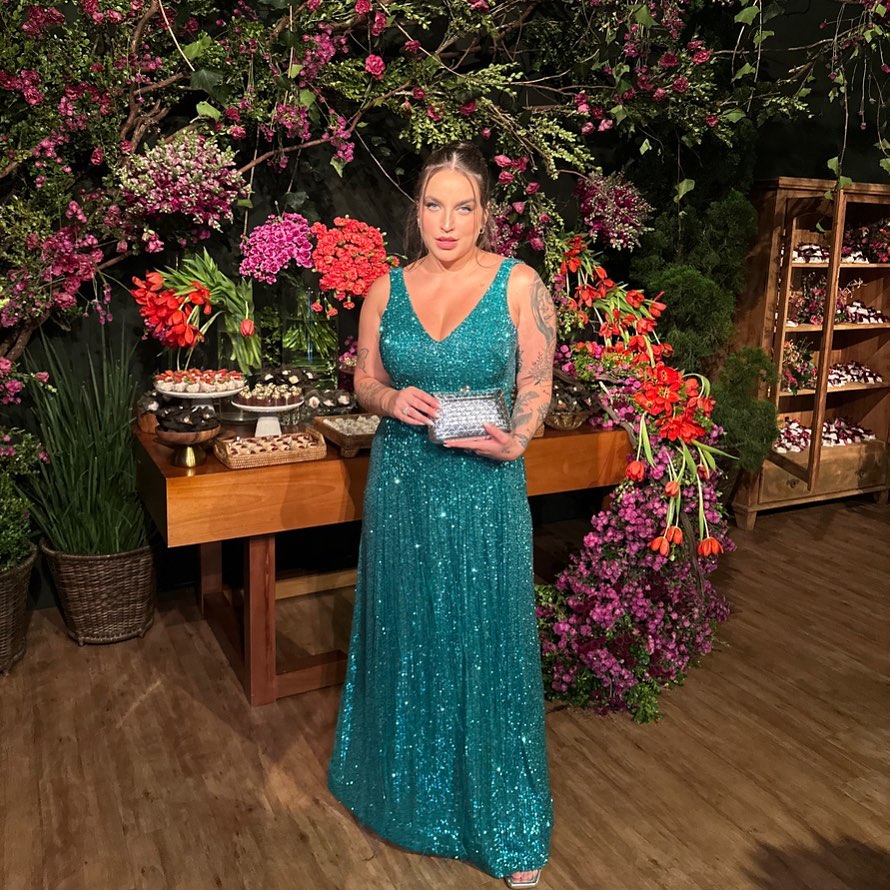 mulher de vestido longo