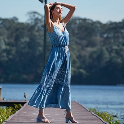 mulher de vestido longo