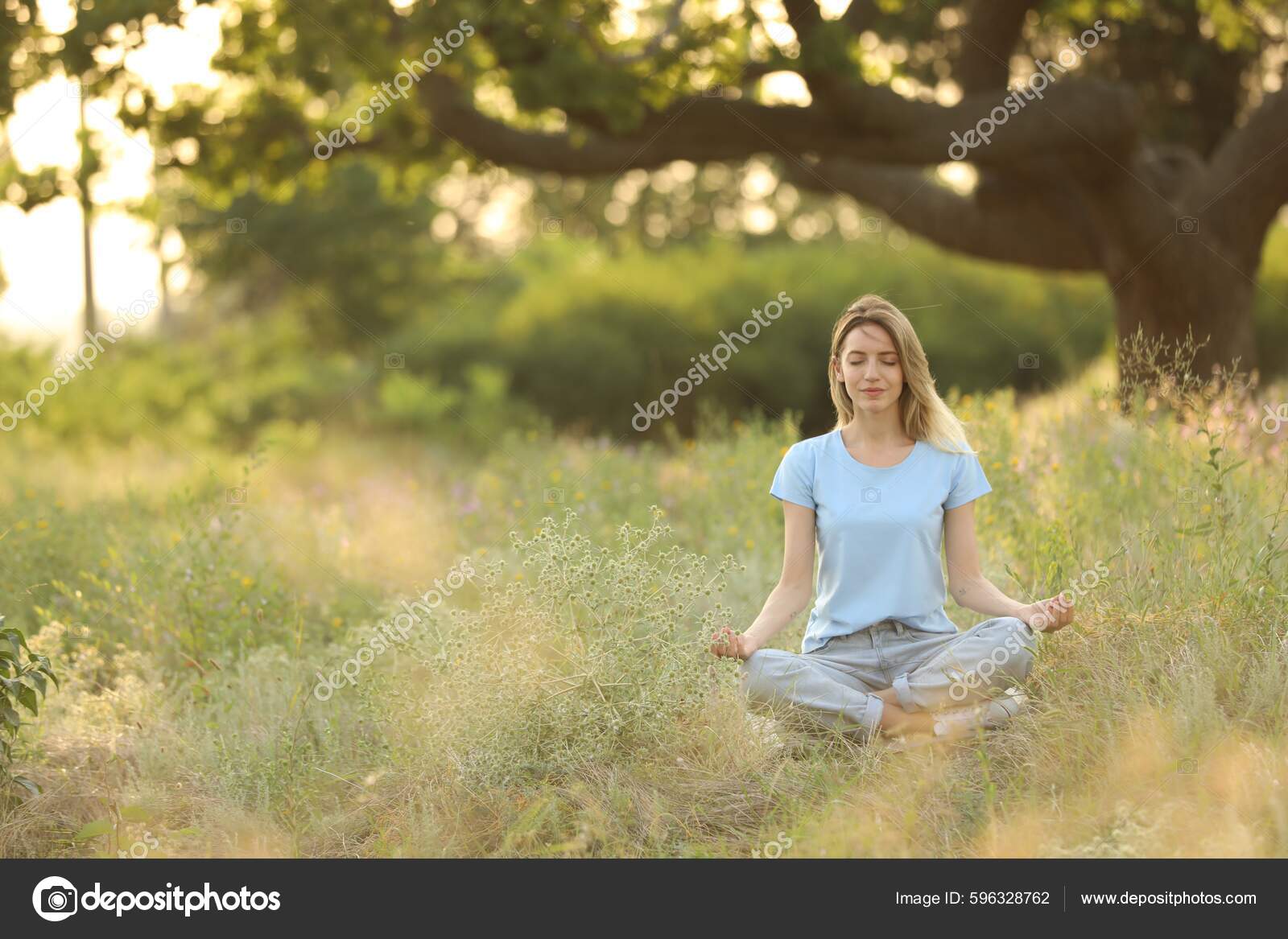 mulher em pose de lótus no jardim