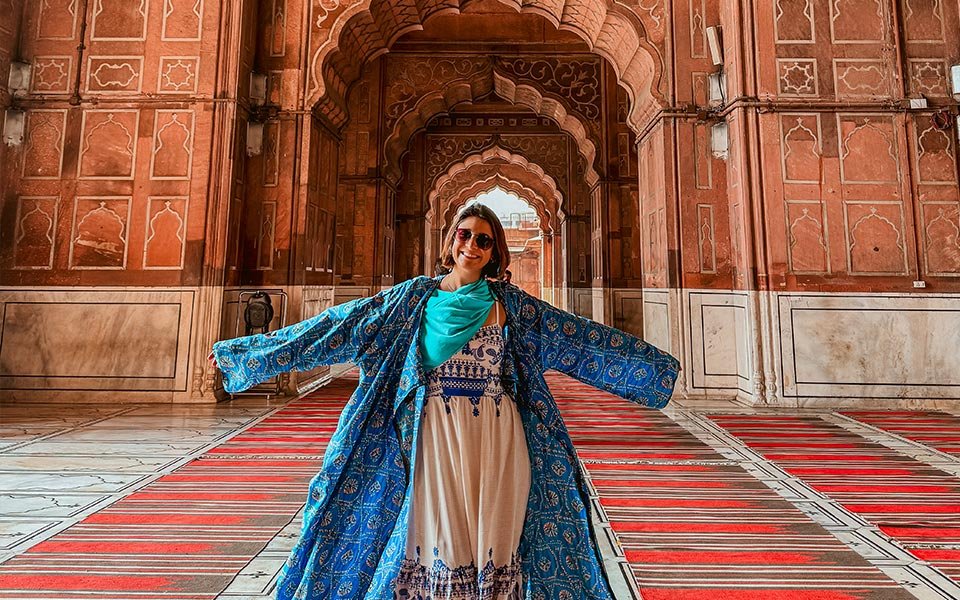 um símbolo cultural indiano.
2. Hijras: O terceiro gênero na Índia e seu papel social.
3. Gulabi Gang: Mulheres de rosa lutando contra a opressão.
4. A Corrente Humana: O protesto de 5 milhões de mulheres por igualdade.
5. Viajar sozinha para a Índia: Dicas de segurança e experiências.