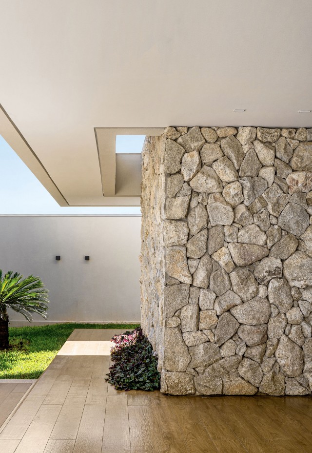 Construção de muro de pedra