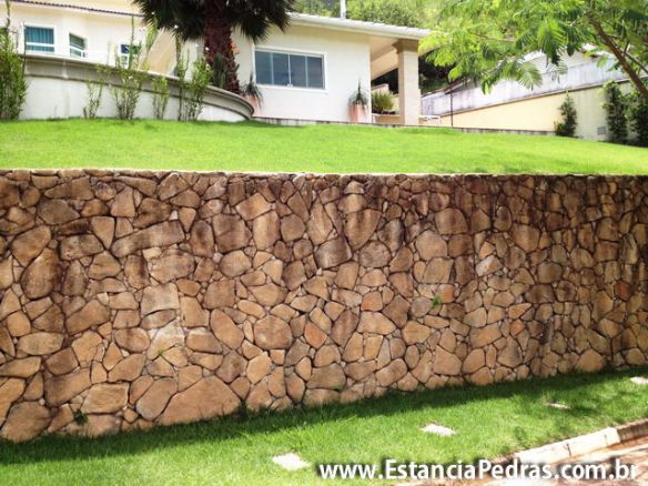 Muro de pedra para contenção