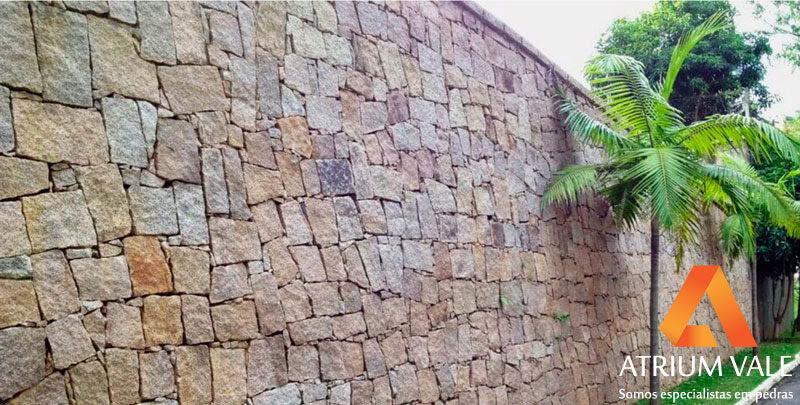 Muro de pedra decorativo