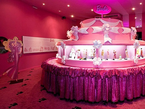 A História por Trás da Primeira Barbie e Sua Influência