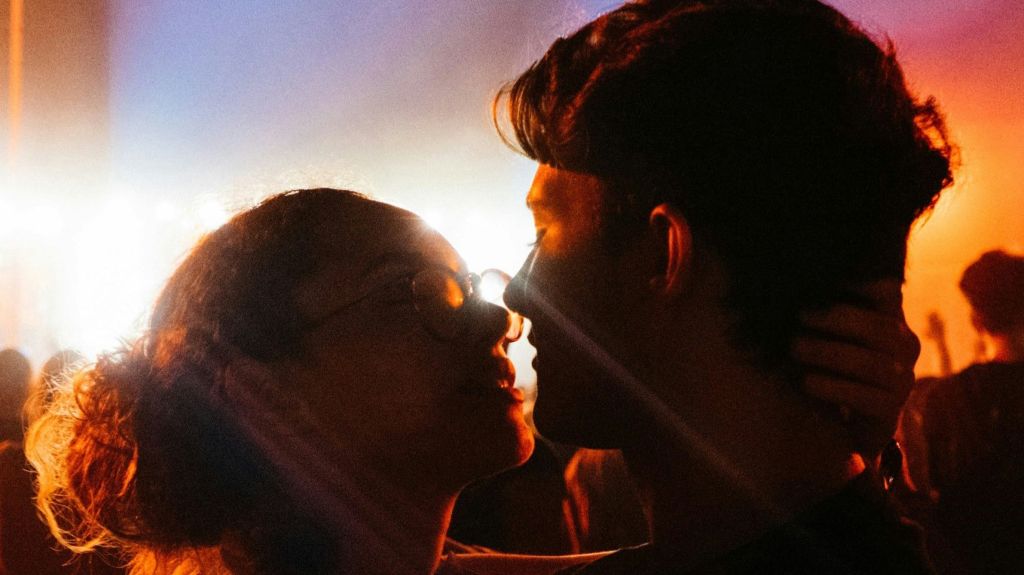 5 ideias de títulos:
1. As 10 Músicas Mais Românticas para o Dia dos Namorados
2. Playlist Perfeita: Músicas para Cada Momento do Seu Relacionamento
3. Declaração Musical: Escolha a Canção Ideal para Surpreender Seu Amor
4. Do Pop ao MPB: As Melhores Músicas Nacionais para Casais
5. Vibe Internacional: Músicas Românticas que Cruzam Fronteiras