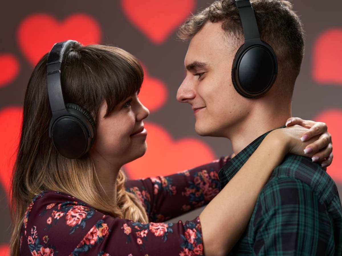 5 ideias de títulos:
1. As 10 Músicas Mais Românticas para o Dia dos Namorados
2. Playlist Perfeita: Músicas para Cada Momento do Seu Relacionamento
3. Declaração Musical: Escolha a Canção Ideal para Surpreender Seu Amor
4. Do Pop ao MPB: As Melhores Músicas Nacionais para Casais
5. Vibe Internacional: Músicas Românticas que Cruzam Fronteiras