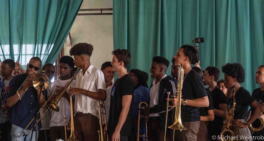 Os Maiores Hits do Carnaval Baiano: Além de Rebolation e Tchubirabirom