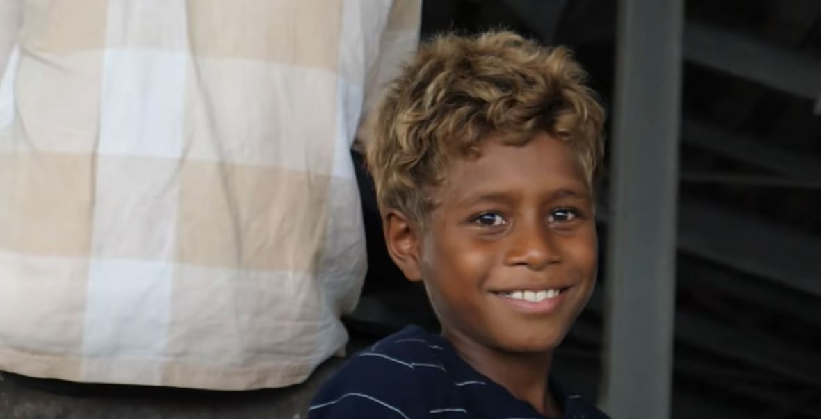 Loiro Platinado em Pele Negra: O Guia Definitivo