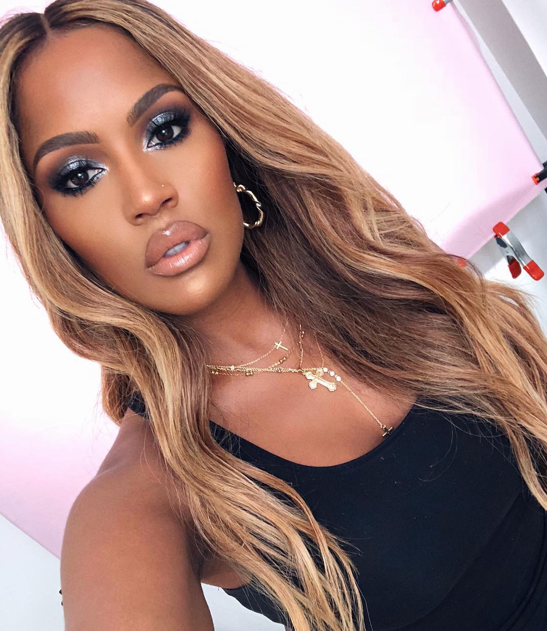 Loiro Acinzentado vs. Loiro Mel: Qual Escolher para sua Pele Negra?