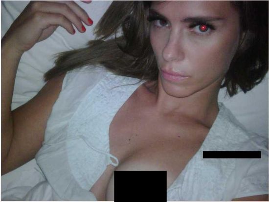 1. O que é a Lei Carolina Dieckmann e como ela protege você?
2. Carolina Dieckmann: A história por trás da lei que mudou a internet no Brasil.
3. Crimes Cibernéticos: Entenda a Lei Carolina Dieckmann e suas implicações.
4. 10 anos da Lei Carolina Dieckmann: Avanços e desafios na proteção da privacidade online.
5. Como a Lei Carolina Dieckmann impacta a divulgação de imagens na internet?