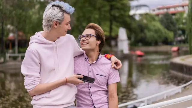 1. O que significa ser pansexual? Um guia completo. 2. Pansexualidade vs. Bissexualidade: Entenda as diferenças. 3. Famosos que se identificam como pansexuais e sua influência. 4. A bandeira pansexual: Significados e história. 5. Desmistificando a pansexualidade: Mitos e verdades.