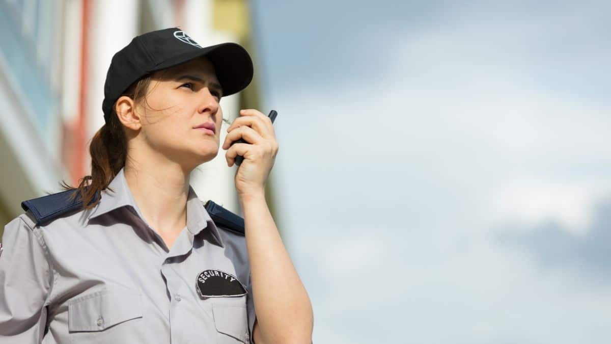 1. Vigilante vs. Vigia: Entenda as Diferenças Cruciais
2. O Guia Completo do Curso de Formação de Vigilantes
3. Áreas de Atuação do Vigilante: Onde a Segurança é Essencial
4. Requisitos Legais para se Tornar um Vigilante no Brasil
5. Salário e Mercado de Trabalho para Profissionais de Vigilância