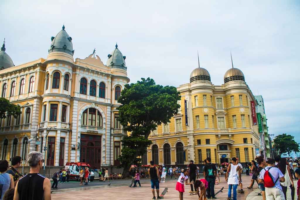 1. Roteiro Cultural Completo em Recife: Museus e Tradições
2. Descubra o Frevo: Paço do Frevo e a Alma de Pernambuco
3. Recife Antigo: Um Mergulho na História e na Arte
4. Francisco Brennand: Cerâmica e Arte em Meio à Natureza
5. Agenda Cultural Recife: Eventos Imperdíveis em Março de 2026