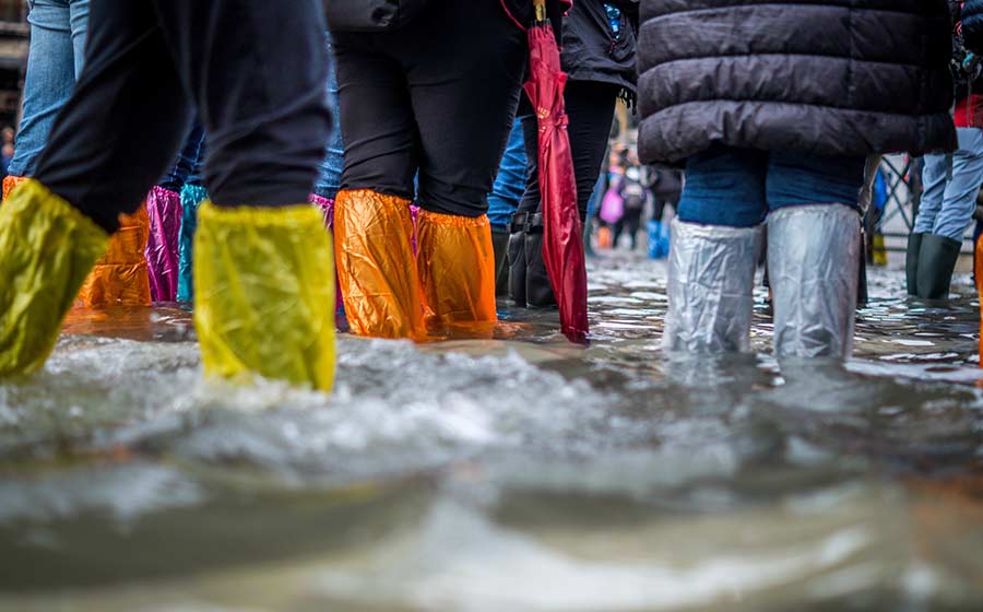 Visão bíblica dos sonhos com água suja e desafios inesperados