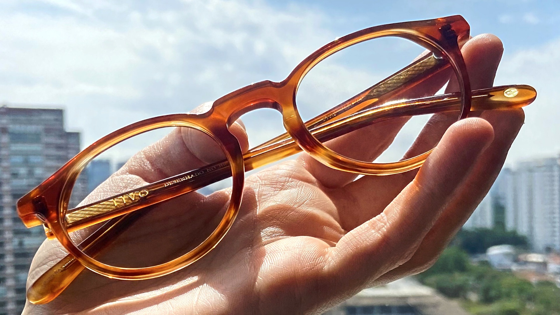 5 ideias de títulos:
1. Rosto Redondo: Guia Completo de Armações que Valorizam seu Estilo
2. Como Escolher Óculos Perfeitos para Rosto Redondo: Dicas Essenciais
3. Tendências de Óculos 2026: Os Modelos Ideais para Rosto Redondo
4. Evite Esses Erros ao Escolher Óculos para Rosto Redondo
5. Armações que Alongam: O Segredo para Rosto Redondo