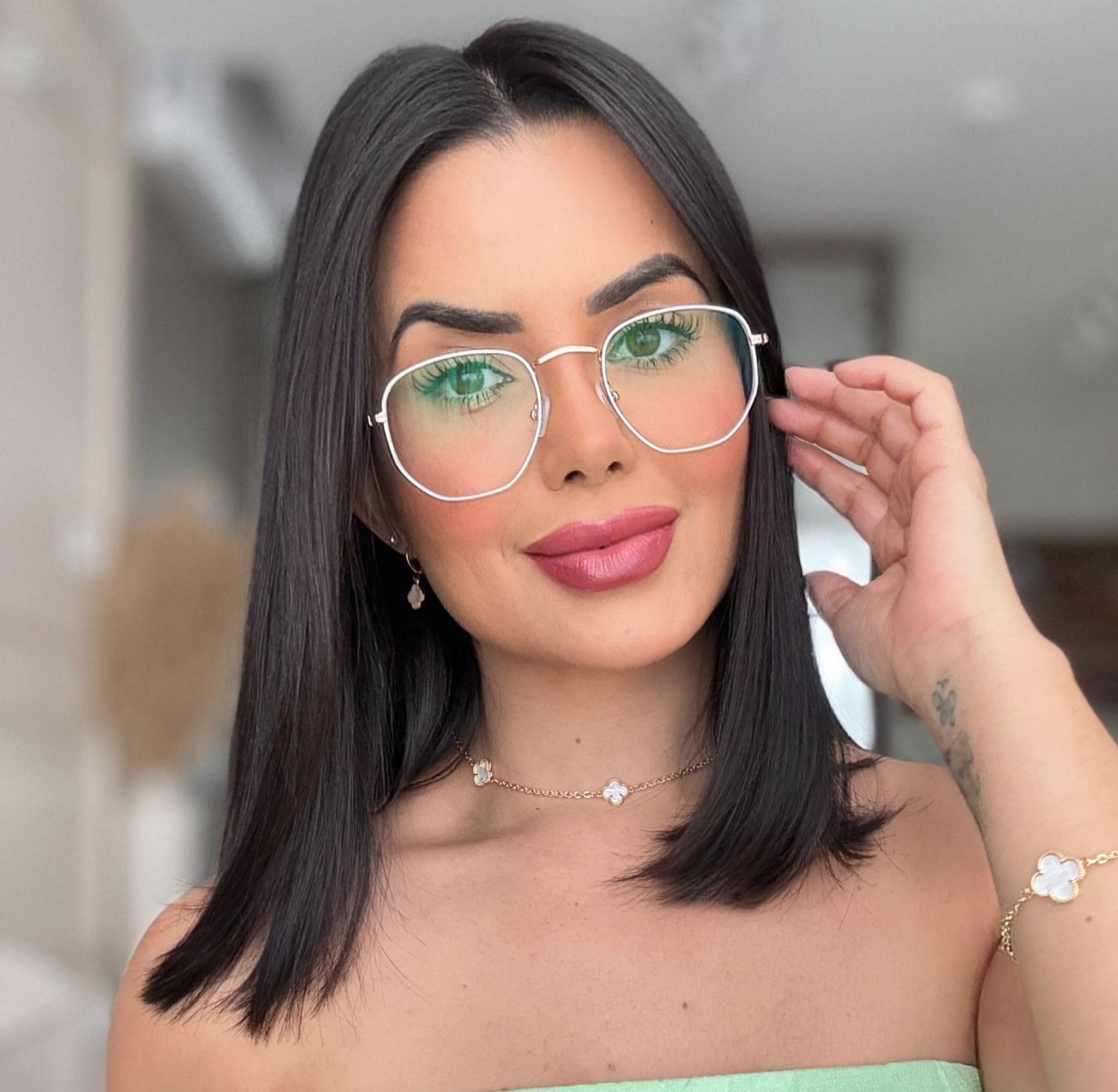 5 ideias de títulos:
1. Rosto Redondo: Guia Completo de Armações que Valorizam seu Estilo
2. Como Escolher Óculos Perfeitos para Rosto Redondo: Dicas Essenciais
3. Tendências de Óculos 2026: Os Modelos Ideais para Rosto Redondo
4. Evite Esses Erros ao Escolher Óculos para Rosto Redondo
5. Armações que Alongam: O Segredo para Rosto Redondo