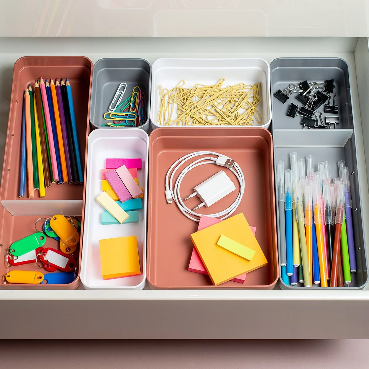 Acrílico vs. Plástico: Qual o Melhor Material para Seu Organizador de Gaveta?