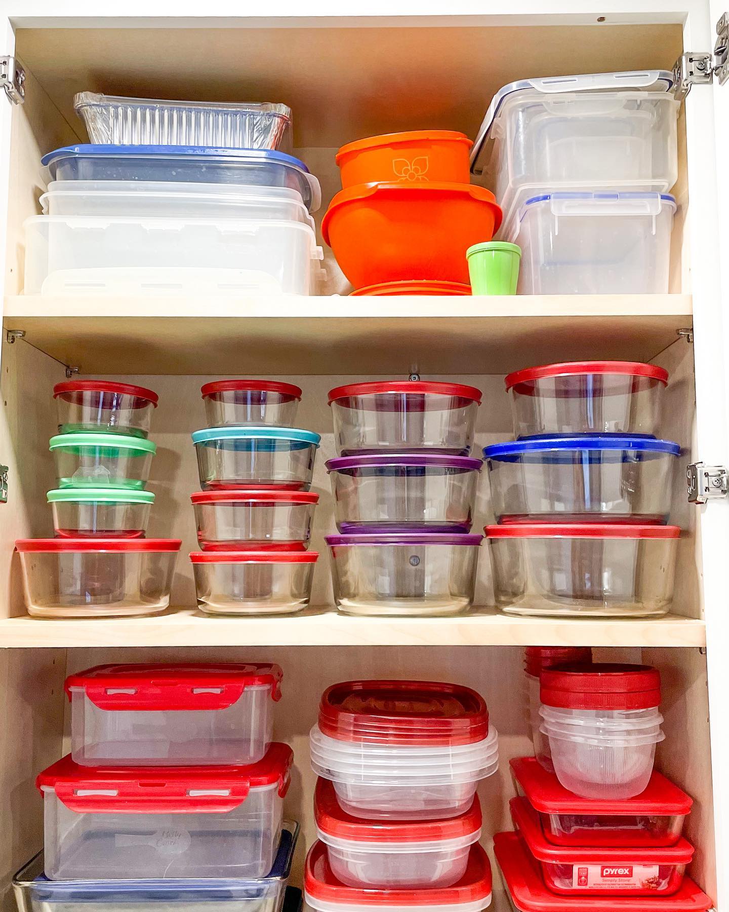 Como organizar potes de plástico no armário