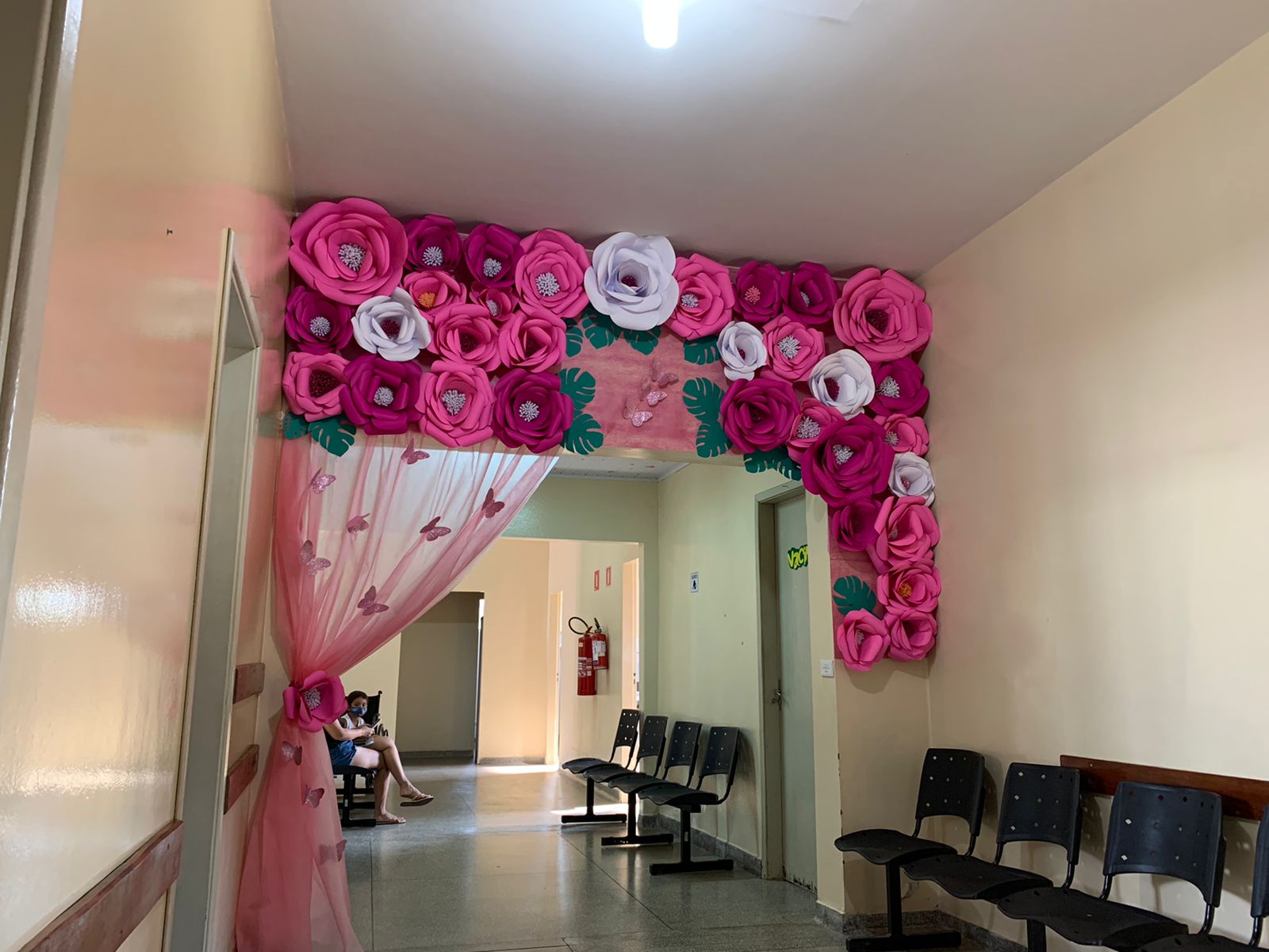decoração outubro rosa para recepção de clínica
