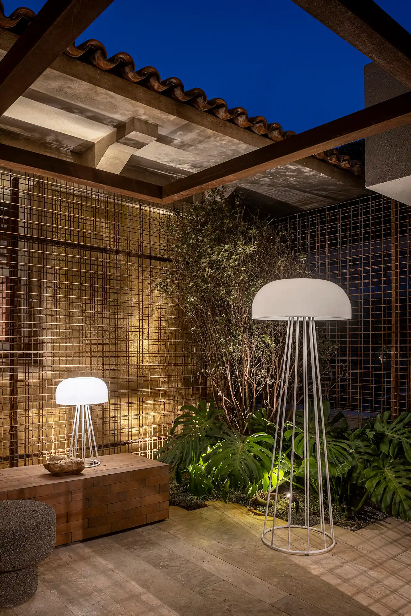 iluminação de jardim de inverno com pedras brancas