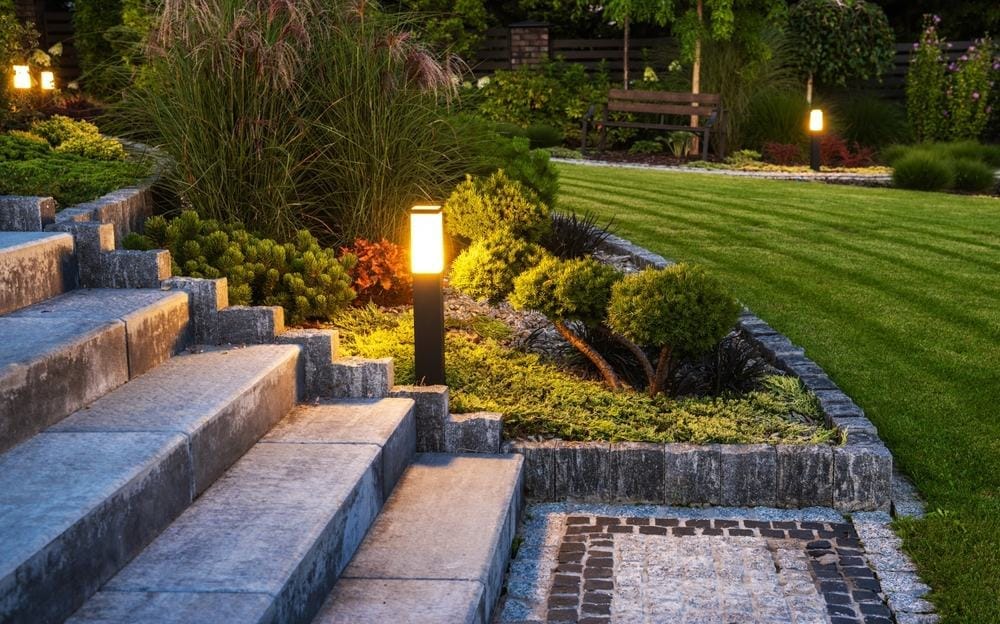 paisagismo para jardim de inverno com pedras e iluminacao