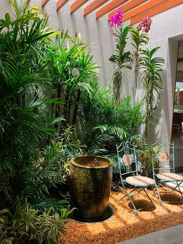 iluminação de jardim de inverno com pedras brancas