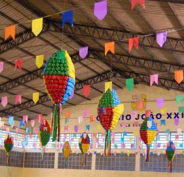 como fazer painel de tiras de papel crepom para festa junina