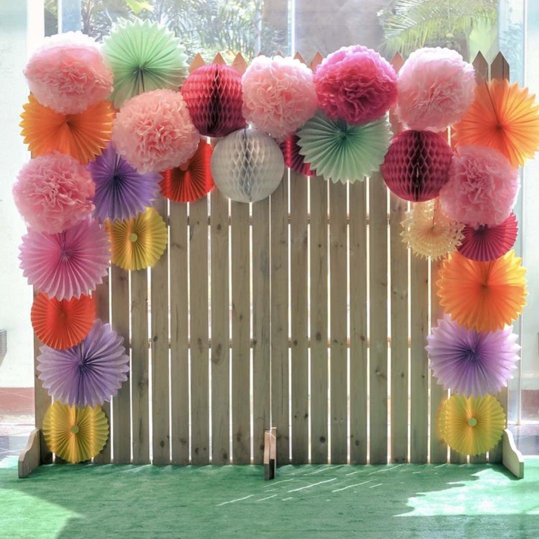 como fazer painel de tiras de papel crepom para festa junina