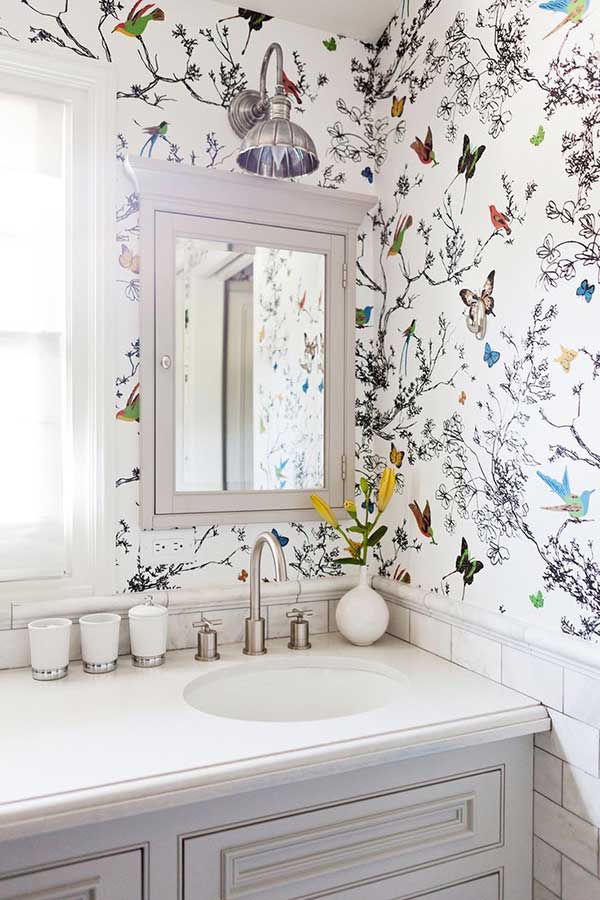 Papel de Parede Vinílico vs. Adesivo Vinil: Qual o Melhor para Lavabos?