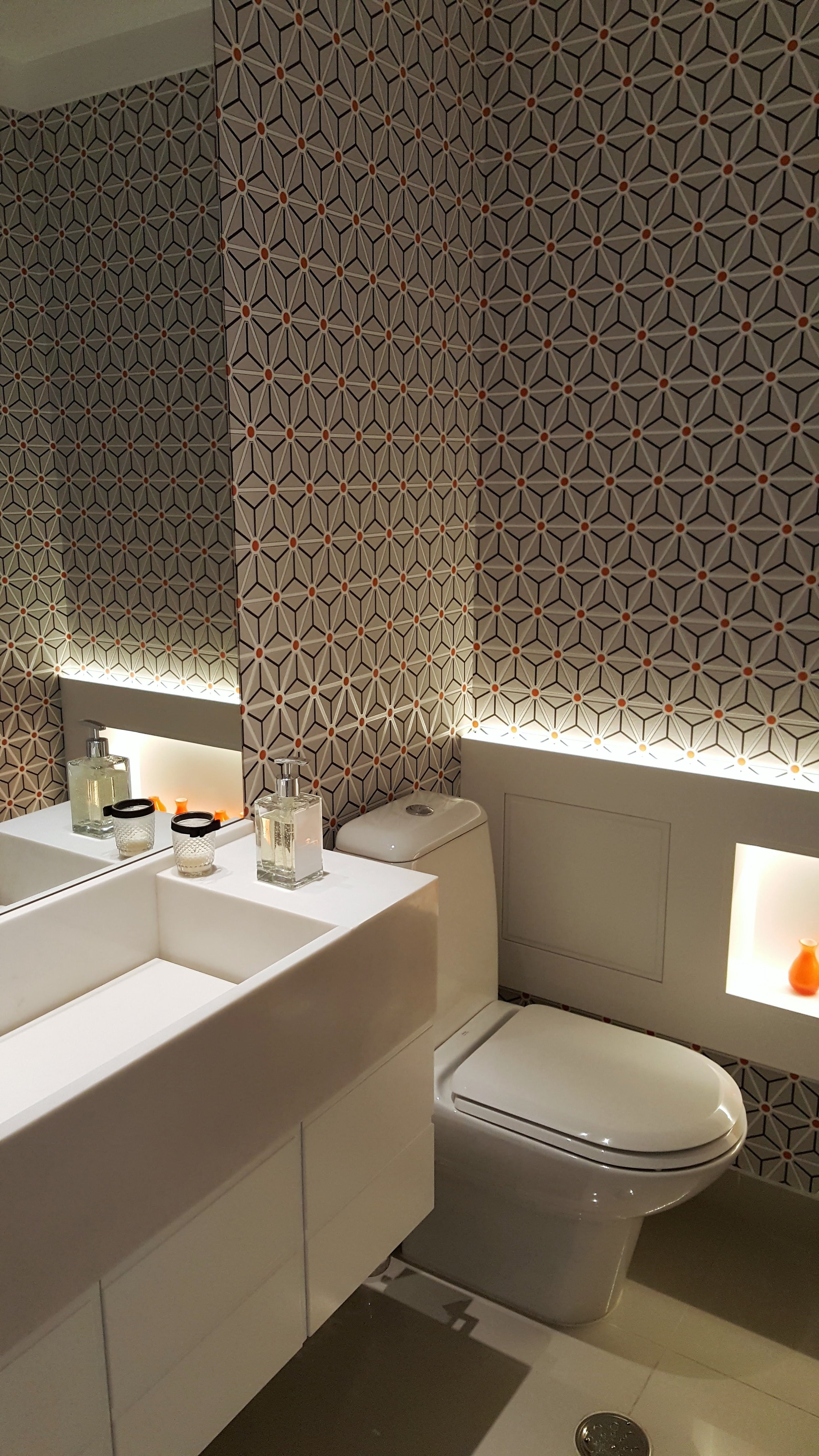 Como Ampliar seu Lavabo Pequeno com Papel de Parede e Espelhos