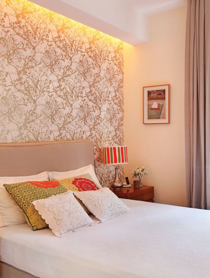 papel de parede geometrico cinza dourado quarto casal