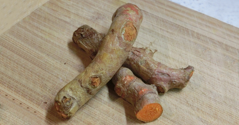 chá de açafrão para aliviar dores articulares