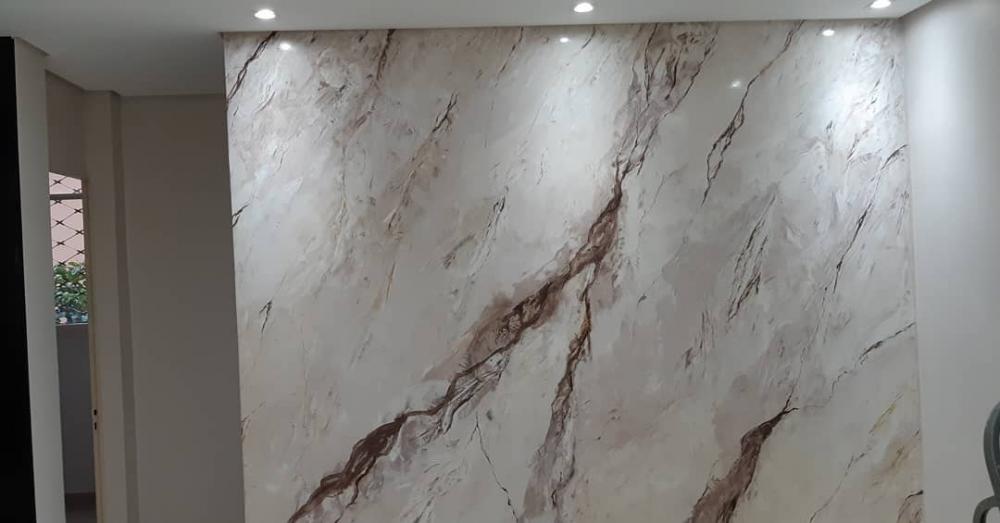 Comparativo: Massa de Efeito Mármore vs. Papel de Parede