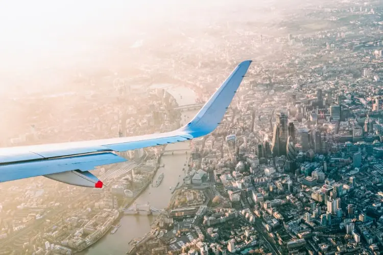 Diferenças entre voos diretos e com escala: o que vale mais a pena?