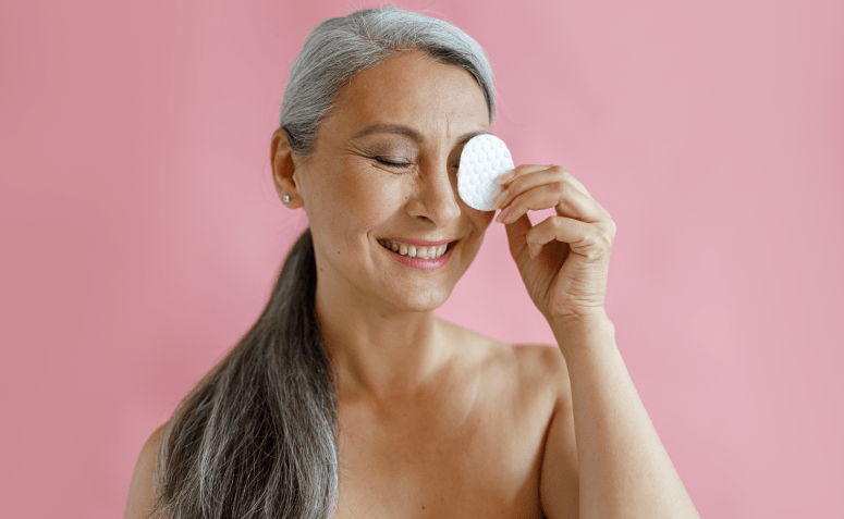 passar soro fisiológico no rosto