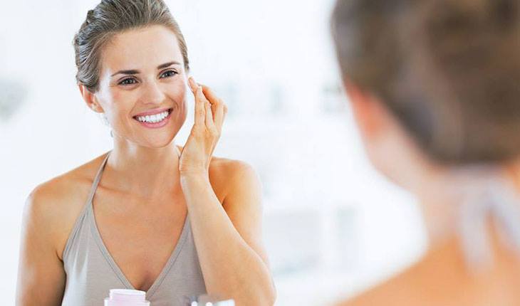 passar soro fisiológico no rosto