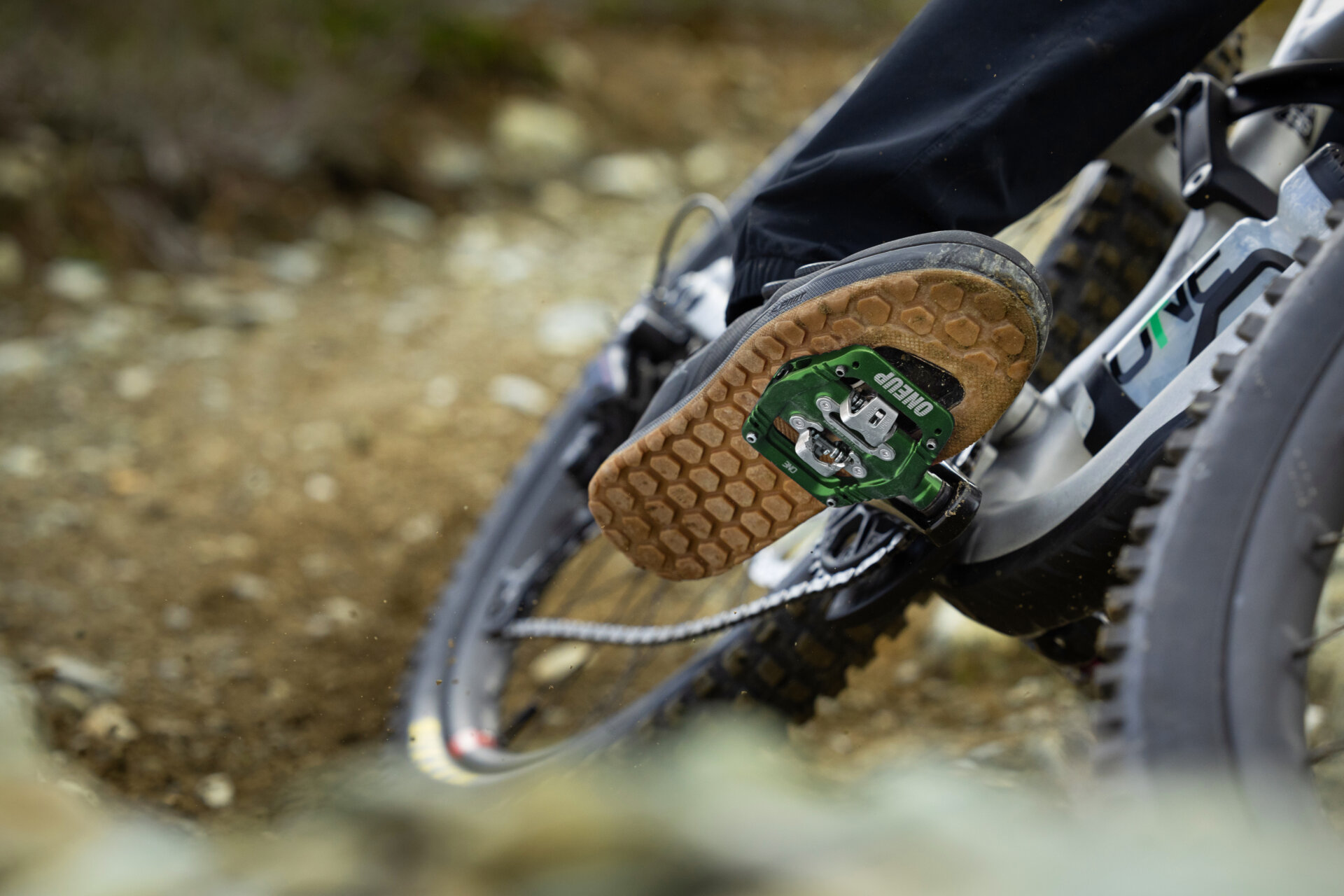 Pedais de Encaixe vs. Plataforma: Vantagens e Desvantagens para o Ciclista de Montanha