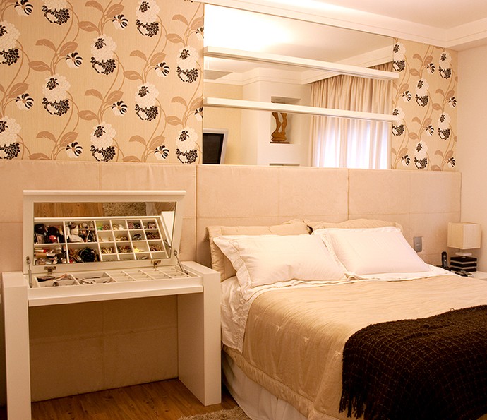 penteadeira retrô pés palito branca