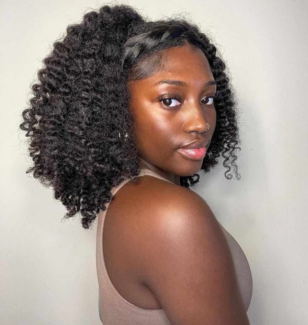 penteado elegante para madrinha cabelo cacheado