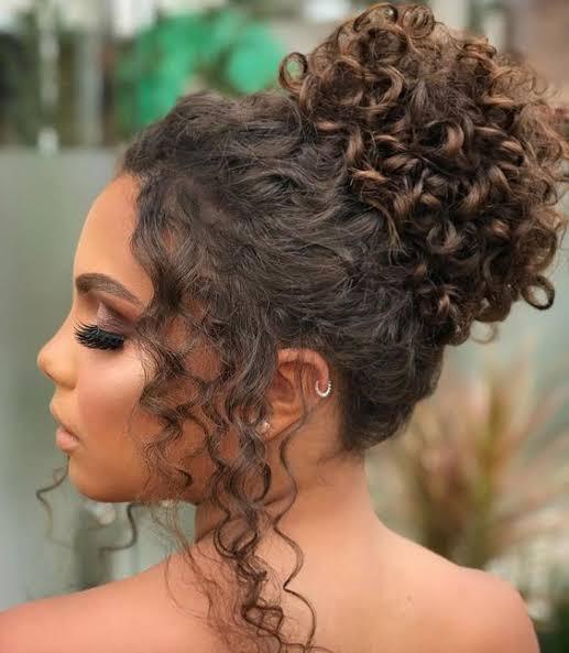 penteado elegante para madrinha cabelo cacheado
