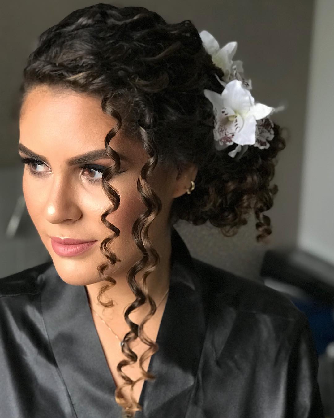 penteado elegante para madrinha cabelo cacheado