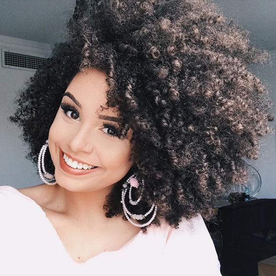 como fazer coque abacaxi em cabelo cacheado curto