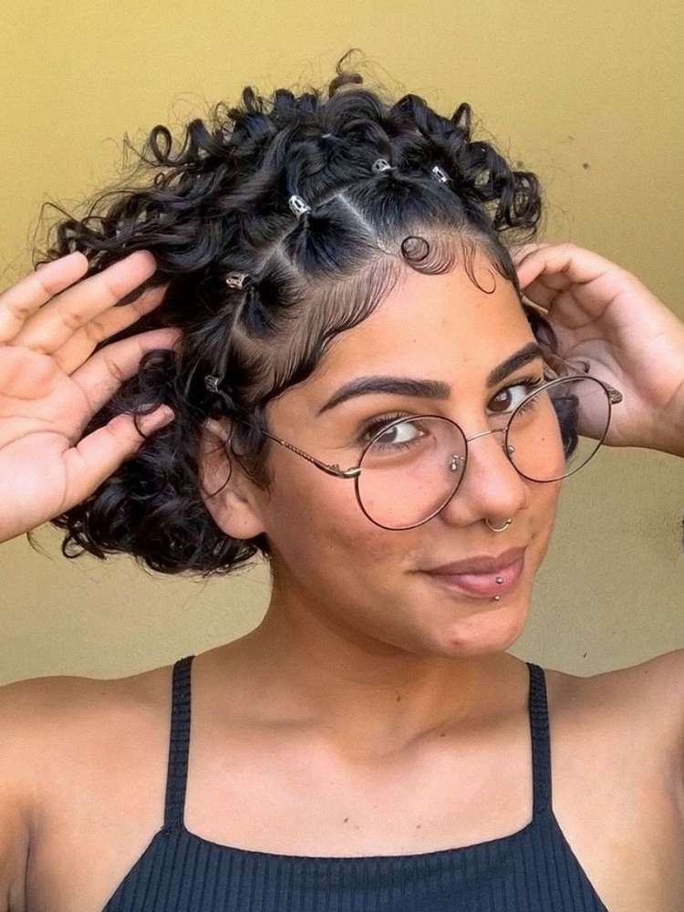 erros comuns ao fazer penteado cabelo cacheado curto